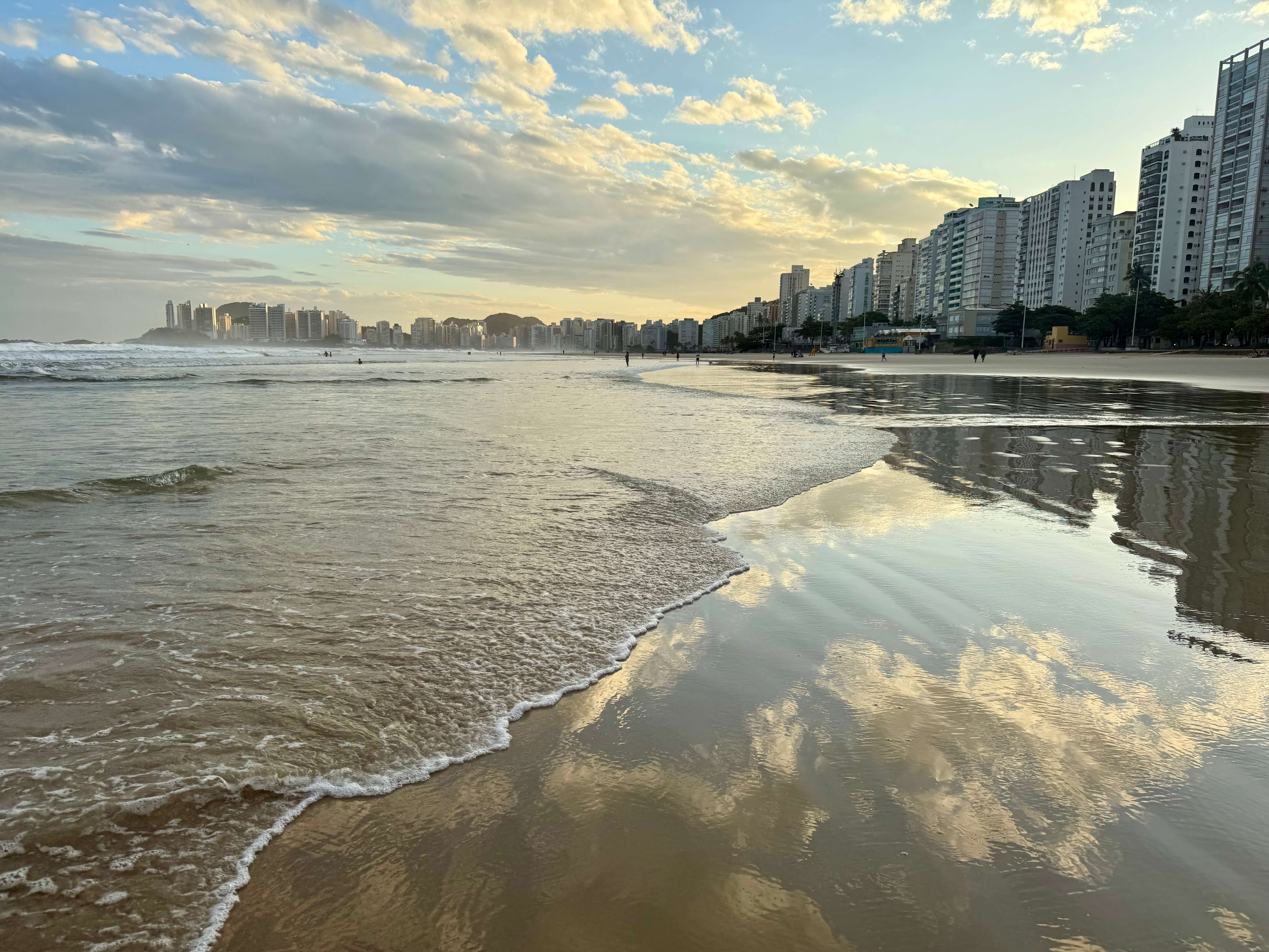 Praia de Pitangueiras ao entardecer